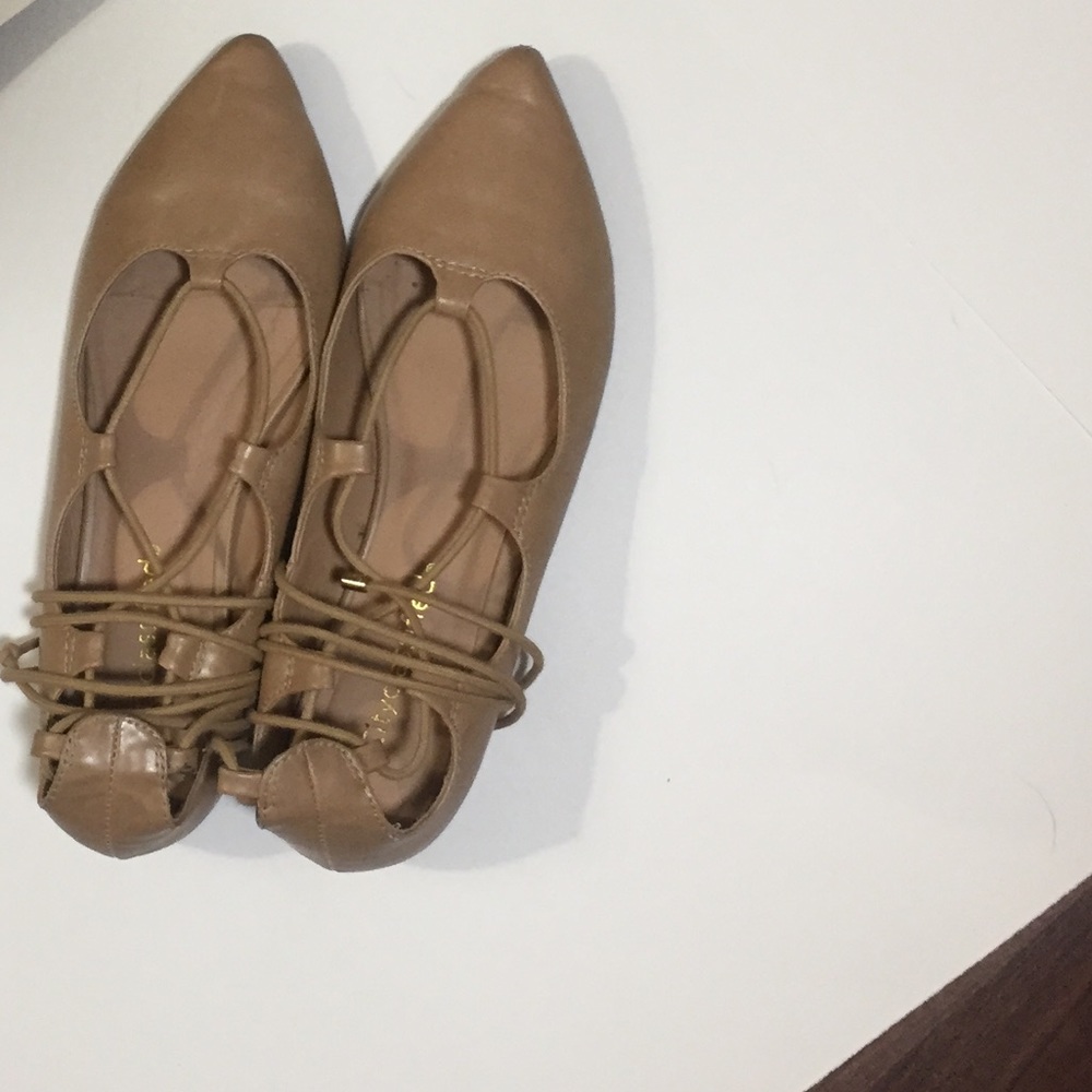 SALE Beige flats. Tie up the ankle!